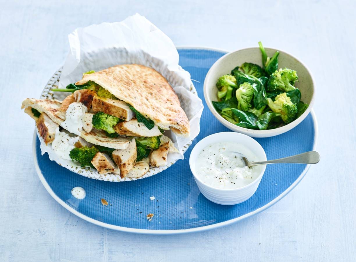 Gevuld naanbrood met kruidige kalkoenfilet