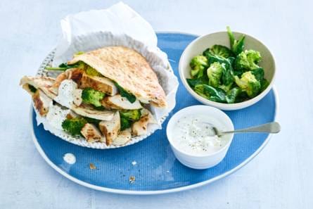 Gevuld naanbrood met kruidige kalkoenfilet
