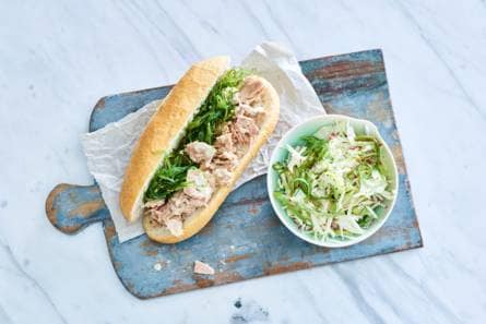 Pistoletje met Japanse tonijnsalade