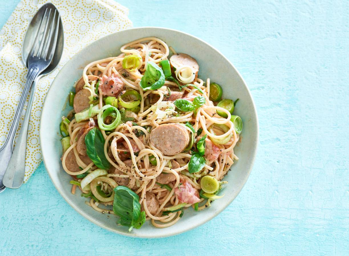 Spaghetti en worst in romige preisaus