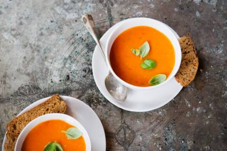Tomatensoep met verse basilicum