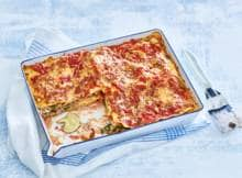 Je kunt lasagne op de klassieke manier met gehakt maken, maar deze variant met vis is ook het proberen waard.