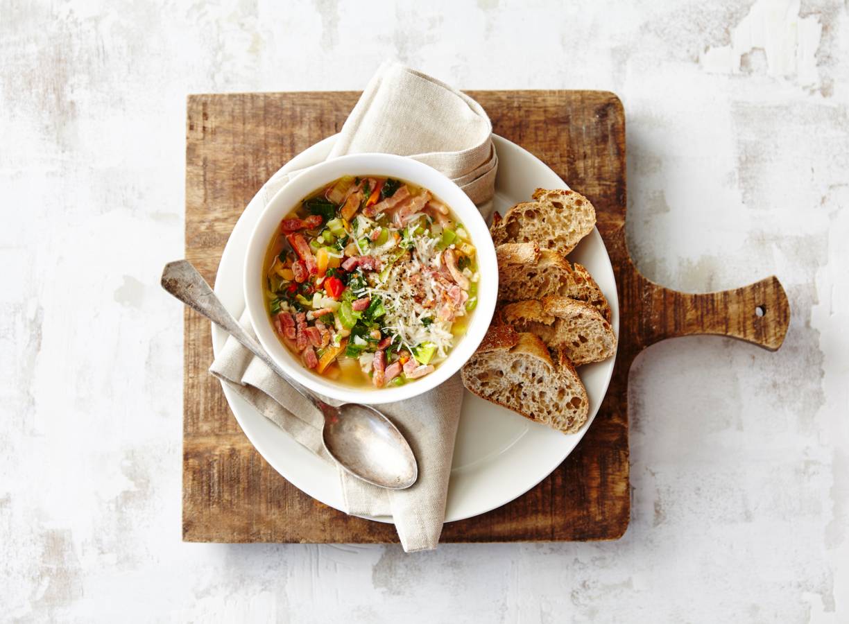 Herfstminestrone met witte bonen, spekjes en Parmezaanse kaas