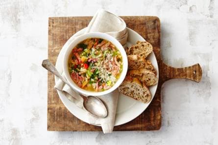 Herfstminestrone met witte bonen, spekjes en Parmezaanse kaas