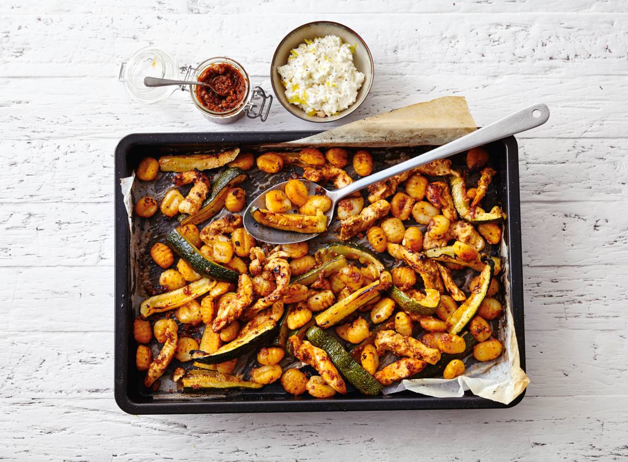 Traybake kip met gnocchi, courgette en pesto