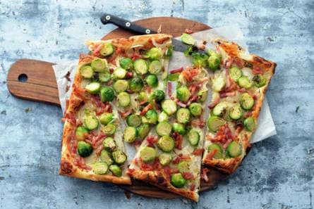 Plaatpizza met spek, ui & spruiten