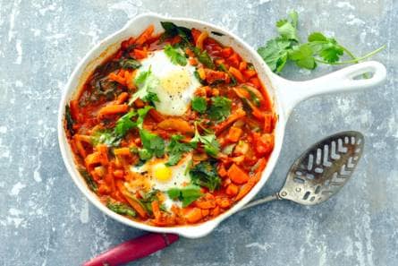 Shakshuka met zoete aardappel & spinazie
