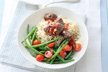 Aziatische noedelsalade met biefstuk en sperziebonen
