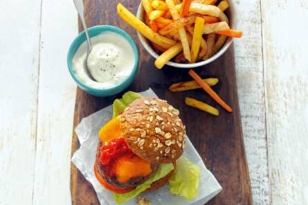 Cheeseburger met groentefriet en yoghurtmayo