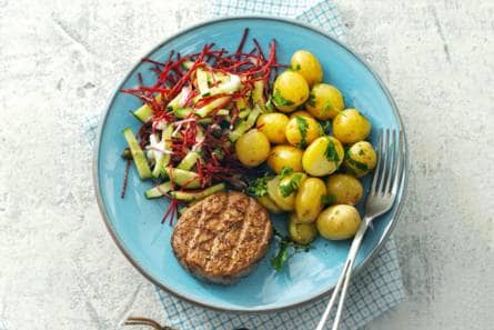 Hereford burgers met bietensalade en peterseliekrieltjes