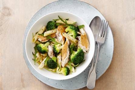 Romige penne met gerookte makreel en broccoli