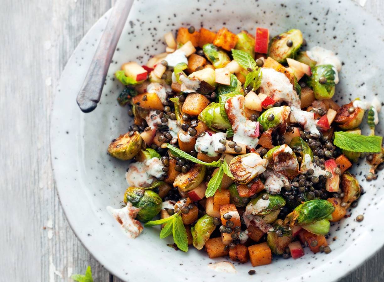 Spruiten-linzenschotel met falafelballetjes
