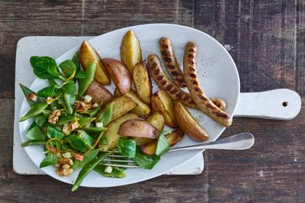 Gegrilde biologische chipolata met frisse appel-snijbonensalade