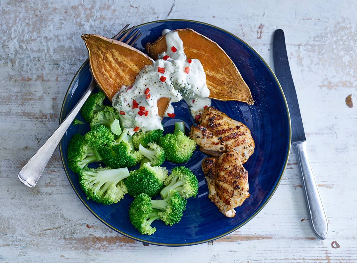 Zoete aardappel met blauwe-kaassaus en kip