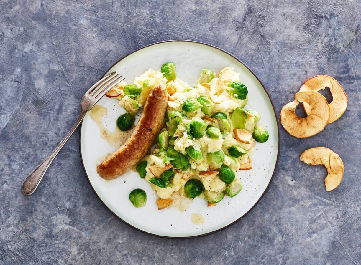 Appel-spruitenstamppot met braadworst
