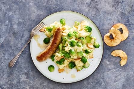 Appel-spruitenstamppot met braadworst