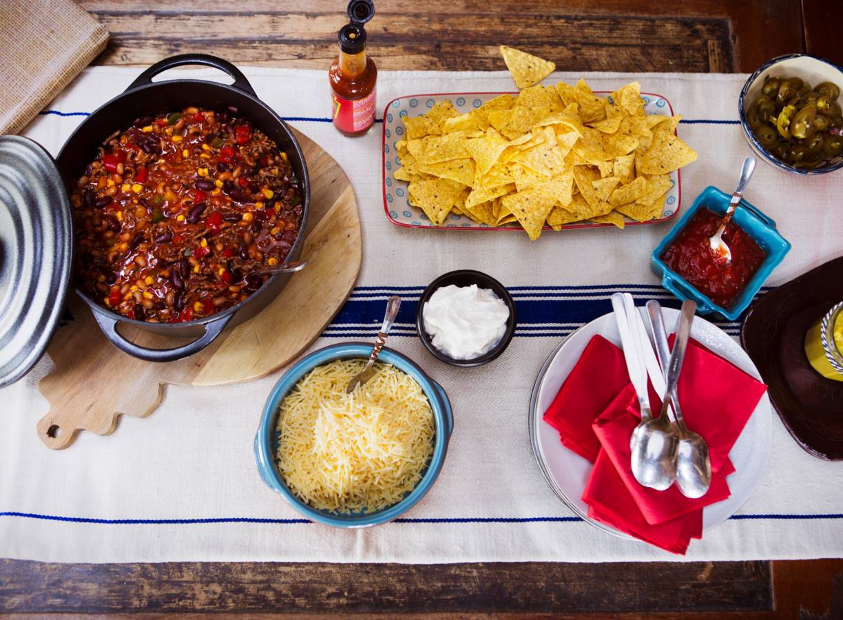 Mexicaanse chili van twee soorten bonen met chips