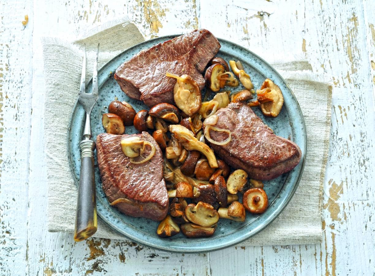 Hertenbief met paddenstoelen en pastinaakpuree