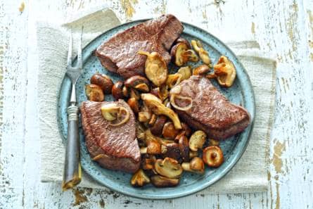 Hertenbief met paddenstoelen en pastinaakpuree