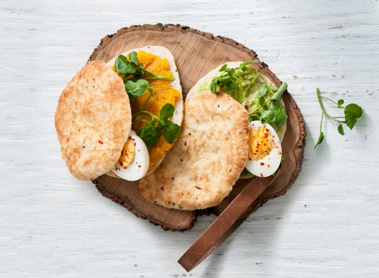 Naan met pompoenspread of pittige avocado en ei