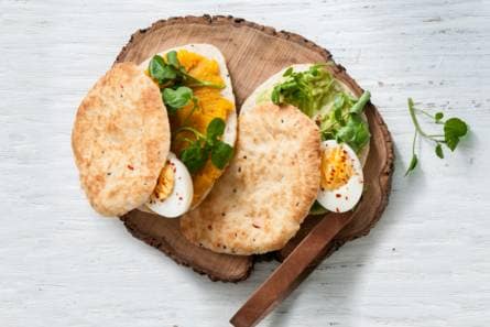 Naan met pompoenspread of pittige avocado en ei