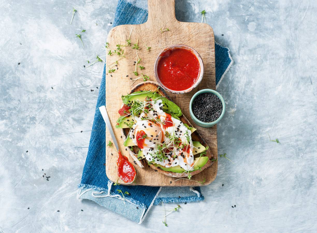 Roggetoast, avocado & gepocheerd ei