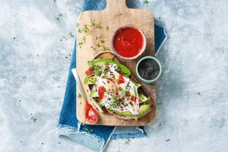 Roggetoast, avocado & gepocheerd ei