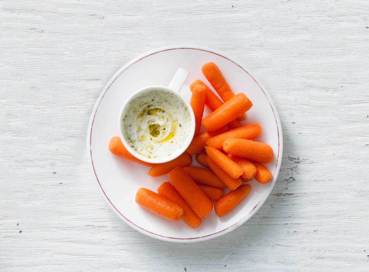 Worteltjes met snelle yoghurtdip