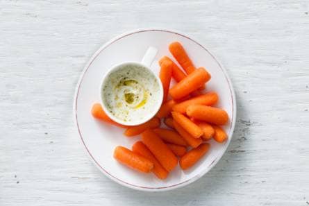 Worteltjes met snelle yoghurtdip