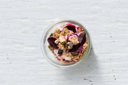 Yoghurt met rode biet, granola en honing