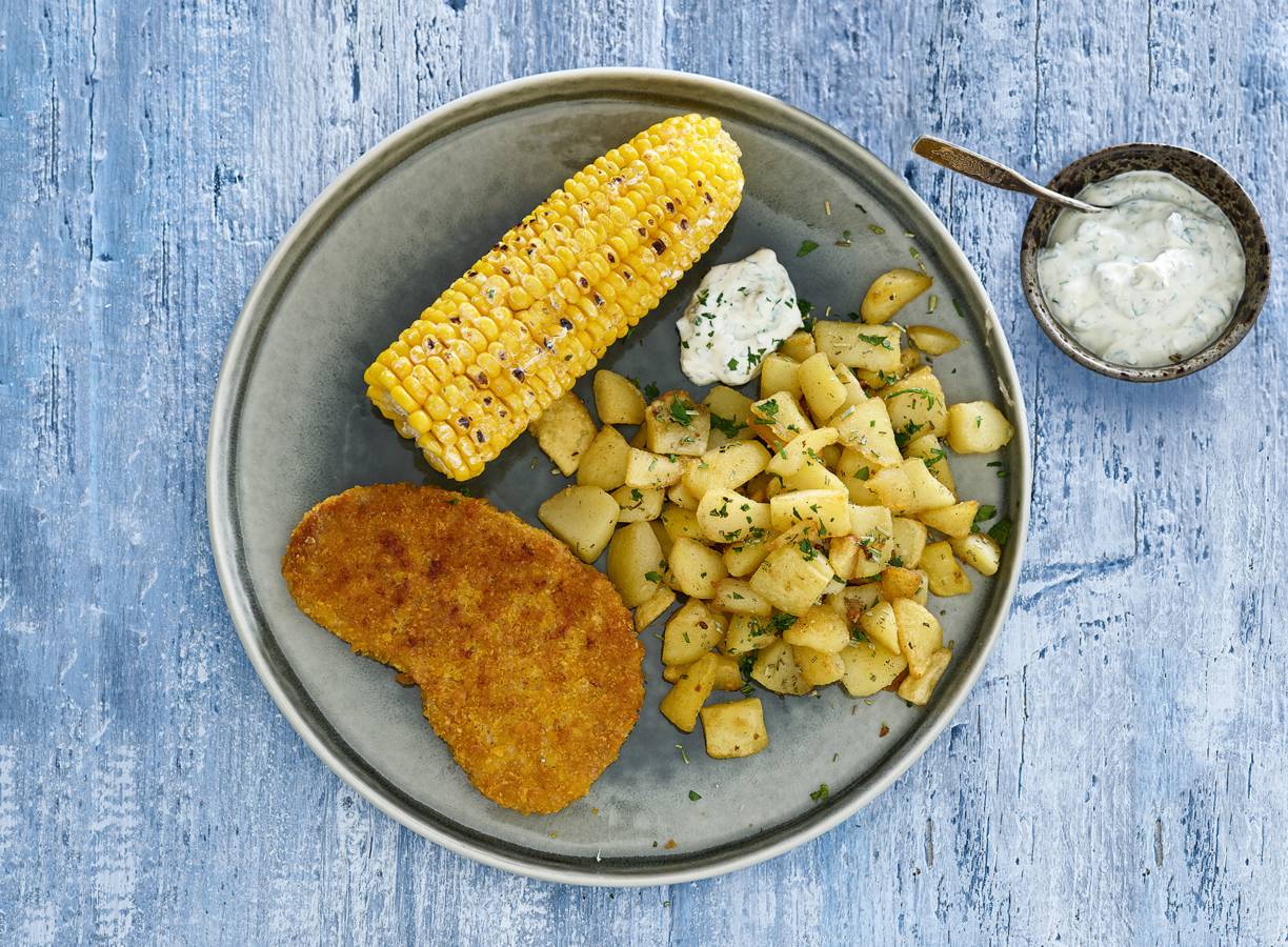 Vegaschnitzel met gegrilde mais en bakaardappeltjes