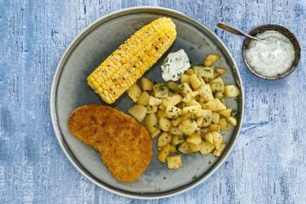 Vegaschnitzel met gegrilde mais en bakaardappeltjes