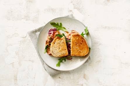 Sandwich met vega smeerworst en gekarameliseerde uien