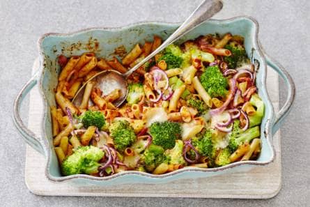Snelle ovenpasta met broccoli en spekreepjes