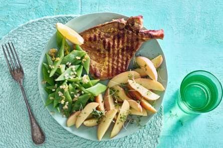 Karbonade van de grill met snijbonen en rode aardappel