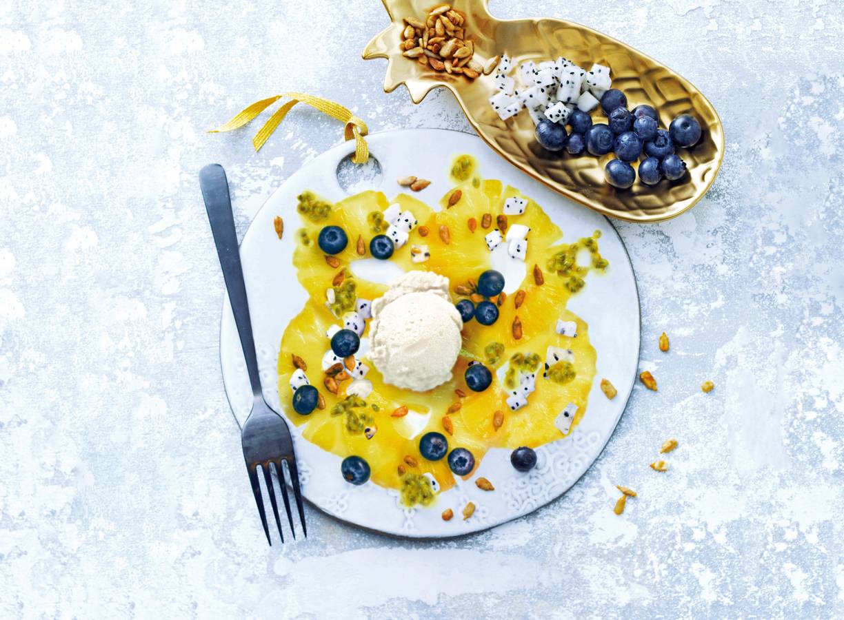 Ananascarpaccio met tropisch fruit en sorbetijs