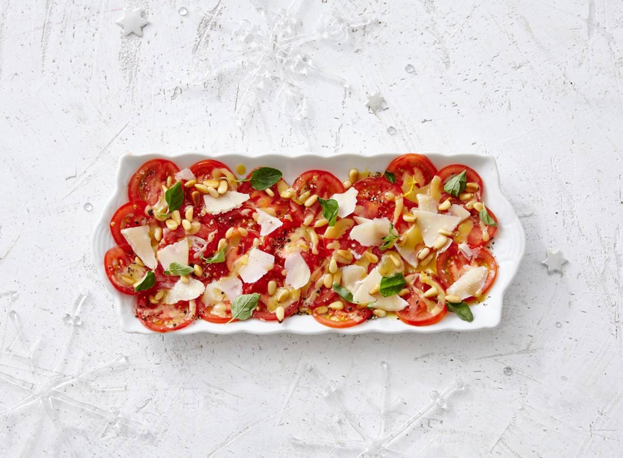 Carpaccio van tomaat met parmezaan en pijnboompitten