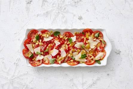 Carpaccio van tomaat met parmezaan en pijnboompitten