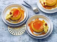 De karamelsaus loopt over de crème caramel als je ze serveert. Mmm...