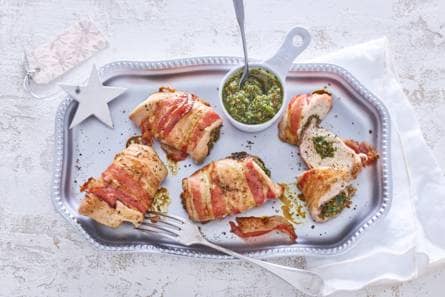 Gevulde parelhoenfiletrolletjes met peterseliepesto en pancetta