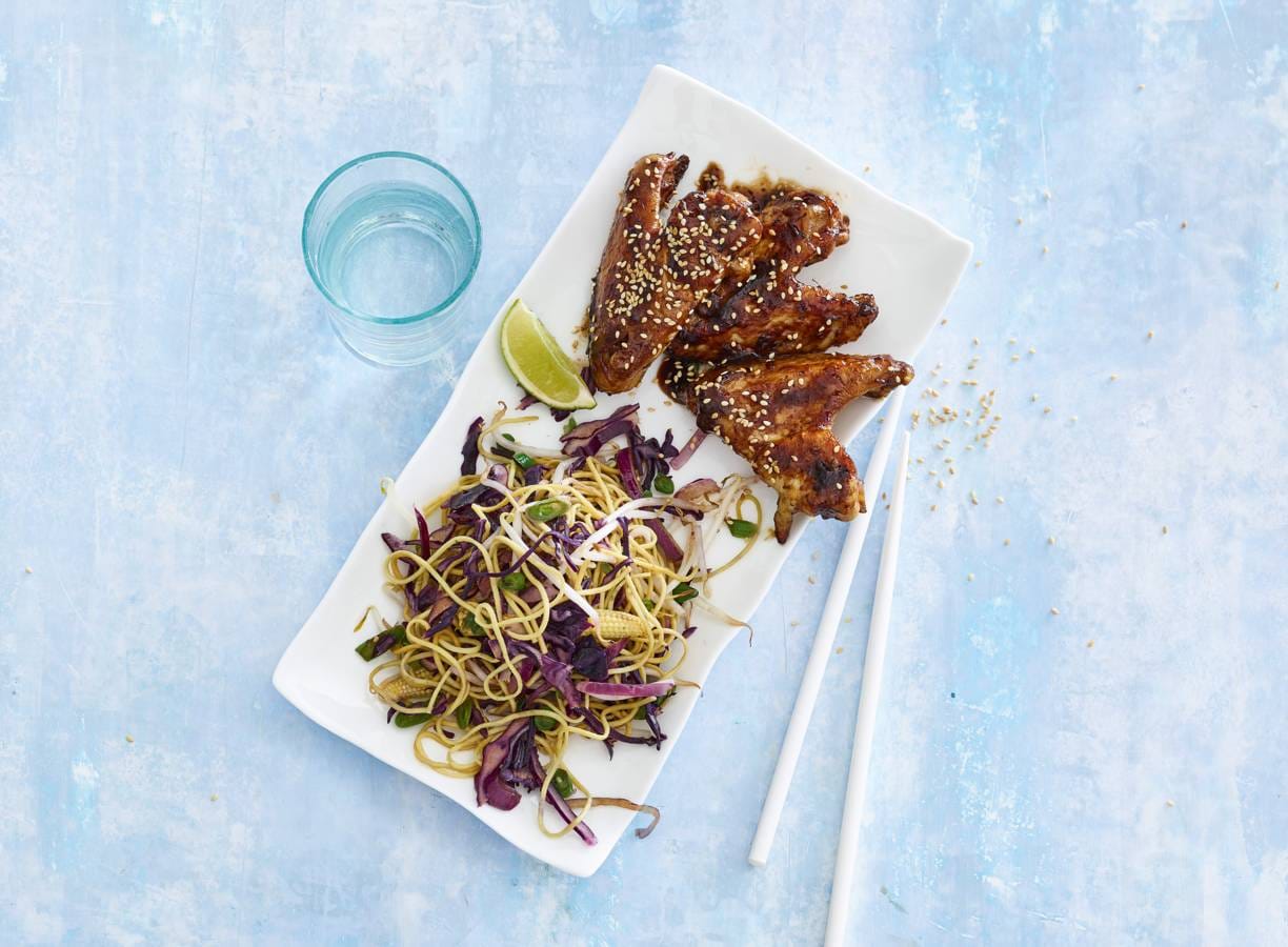 Hoisin chicken wings met noedels