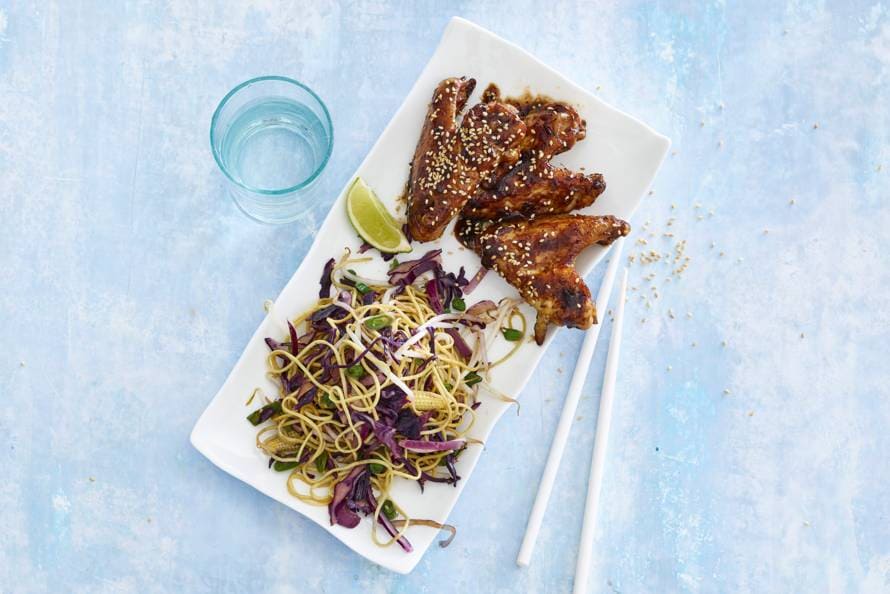 Hoisin chicken wings met noedels