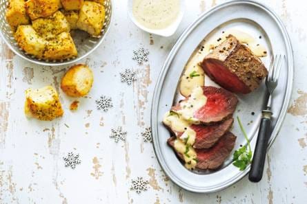 Roastbeef met peperkorst en peperroomsaus
