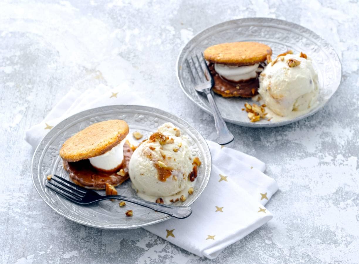 Warme marshmallows met karamelijs en pecannoten