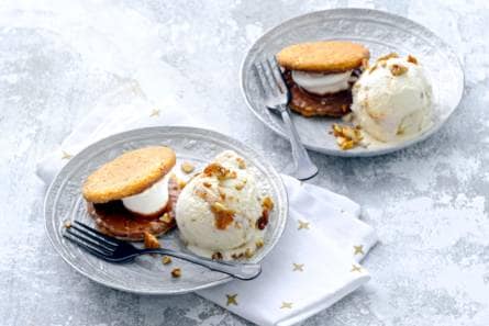 Warme marshmallows met karamelijs en pecannoten