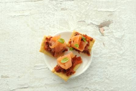 Crostini met tomatentapenade en gerookte zalm