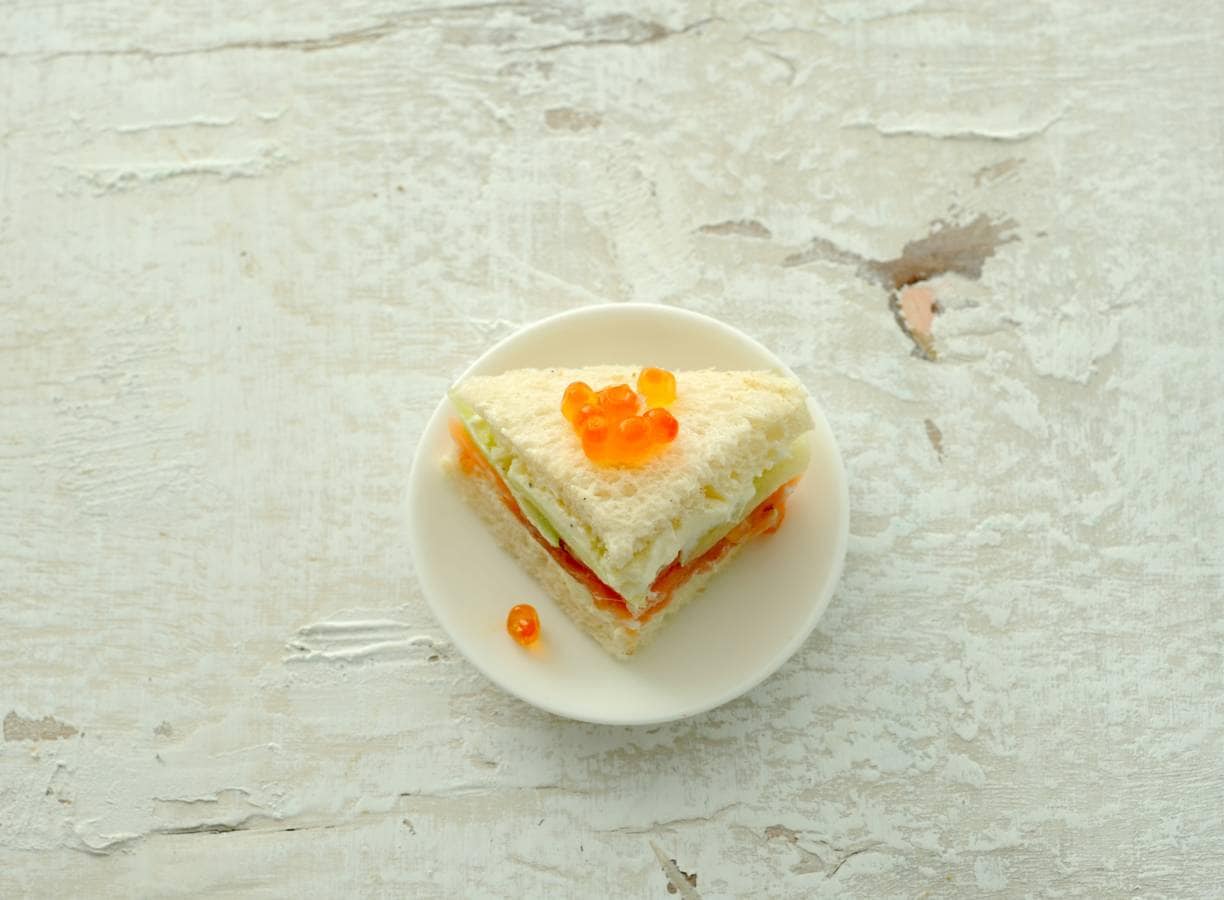 Minisandwiches gerookte zalm en komkommer
