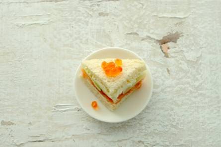 Minisandwiches gerookte zalm en komkommer