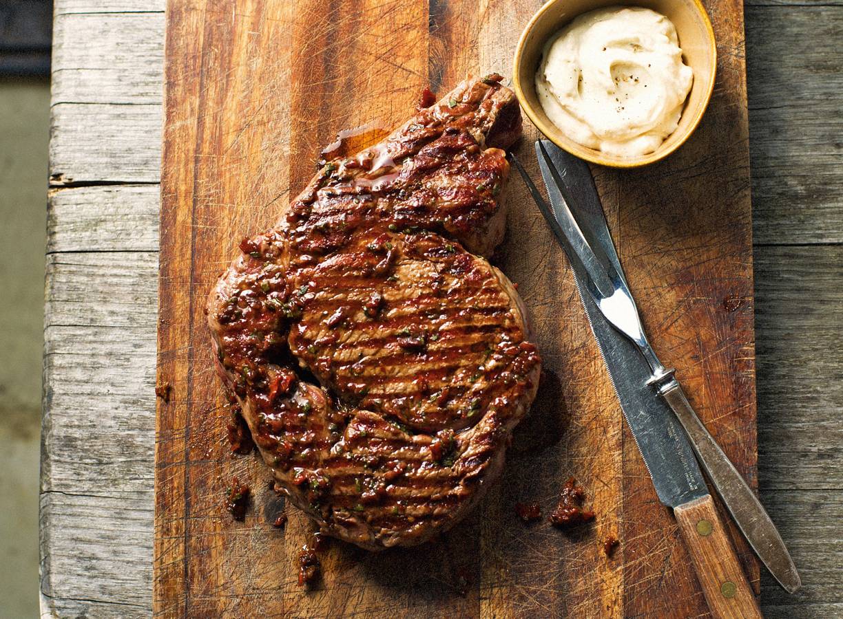 Côte de boeuf met balsamicoglazuur en gepofte knoflook
