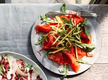 Geen vleeseter? Carpaccio kun je ook met zalm maken. Lekker met mango en avocado!